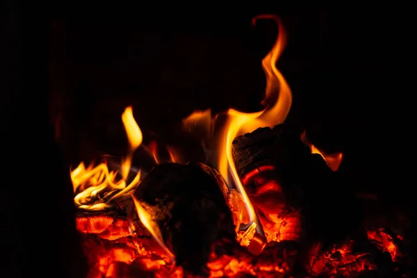 Ateş yanar ve sobadaki odun aktif olarak yanar.. — Stok fotoğraf