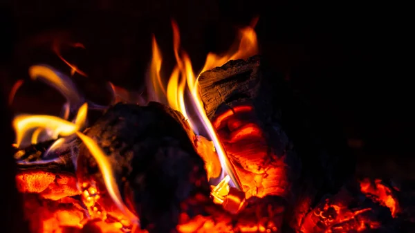 Odun lar fırında yanıyor, ateş parlak kırmızı.. — Stok fotoğraf