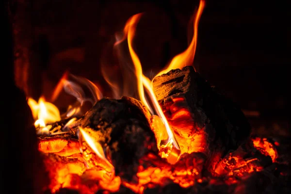 Odun lar fırında yanıyor, ateş parlak kırmızı.. — Stok fotoğraf