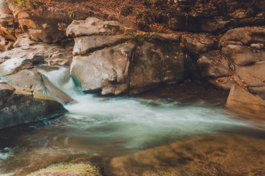 Dağ nehir dere closeup, büyük kayalık kayalar.