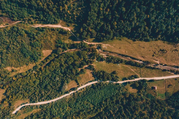 空中无人机视图的山，松树林，河流和村庄，喀尔帕西亚，乌克兰. — 图库照片