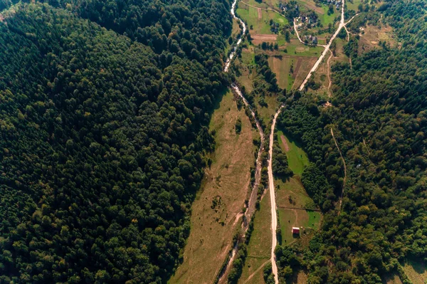 Veduta aerea drone di montagna, pineta, fiume e villaggio, Carpazi, Ucraina . — Foto Stock