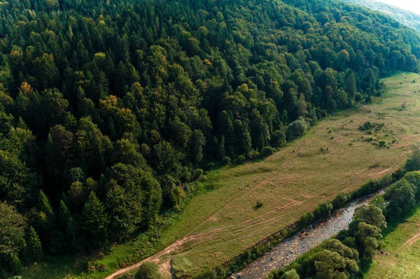 Українські Карпатські ріки та села, живописний ландшафт згори. — стокове фото