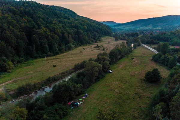 Ukrajinské Karpatské řeky a vesnice, malebná krajina shora. — Stock fotografie