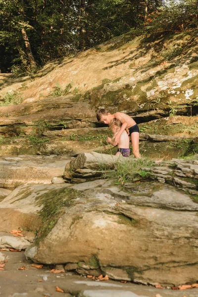 Brother a kis húga fürdeni a hegyi folyón. — Stock Fotó
