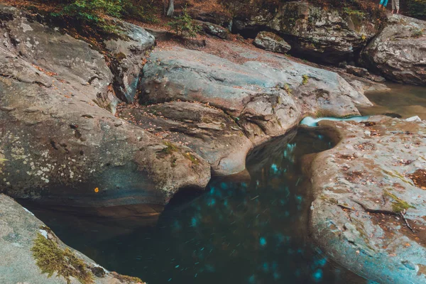 Rivière des Carpates avec de grandes roches sur les rives, beau ruisseau naturel de la rivière . — Photo