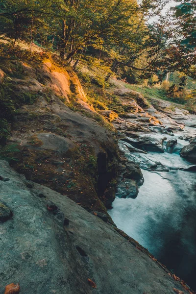 Nahaufnahme eines Gebirgsflusses, große felsige Felsen. — Stockfoto