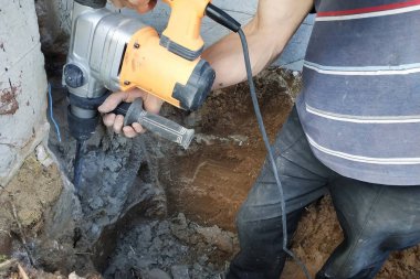 İnşaat Sanayi işçisi Pnömatik çekiç matkap kullanarak duvar beton tuğla kesmek için, yakın