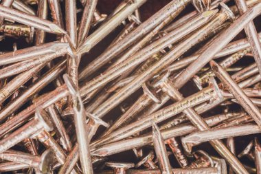 Kırmızı arka plan üzerinde sarı tırnaklar doku.