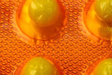 Tabletlerde askorbik asit, paketteki vitaminler.