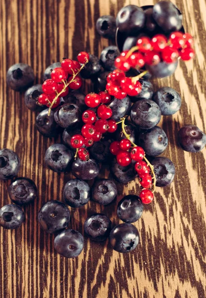 Delicious gyümölcs bogyók egy kis fém tálba, kék bogyós és piros ribizli. — Stock Fotó