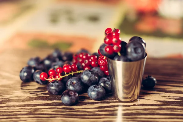 Deliciosas bagas de frutas em uma tigela de metal pequena, baga azul e groselha vermelha . — Fotografia de Stock