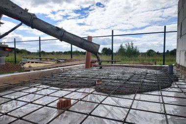 Bir şap yapmak için çelik takviye yerleştirdikten sonra beton dökme, fotoğraf kanalizasyon boruları gösterir.