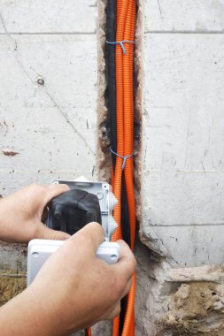 Evin yakınına elektrik topraklama montajı.