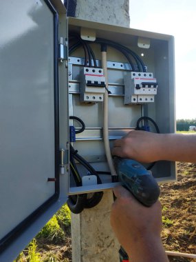 Sokakta elektrik panosu takma ve bağlama.