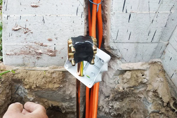 Evin yakınına elektrik topraklama montajı.