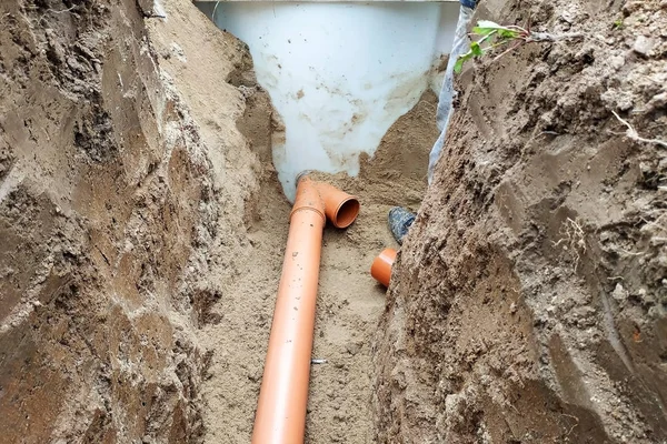 Поставка канализационной трубы в отстойник слесаря в сельской местности . — стоковое фото