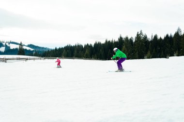 Profesyonel bir kıyafet içinde bir adam Ukraynalı dağlarda kayak dağ üzerinden atılıyor