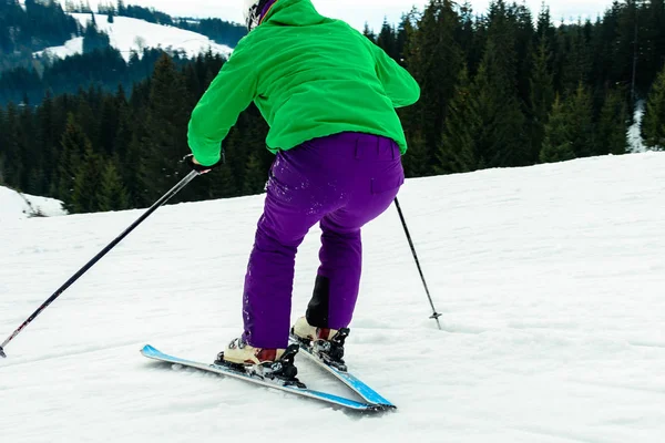 Der junge Mann fährt in den Karpaten Ski und ist nicht sehr geschickt. — Stockfoto