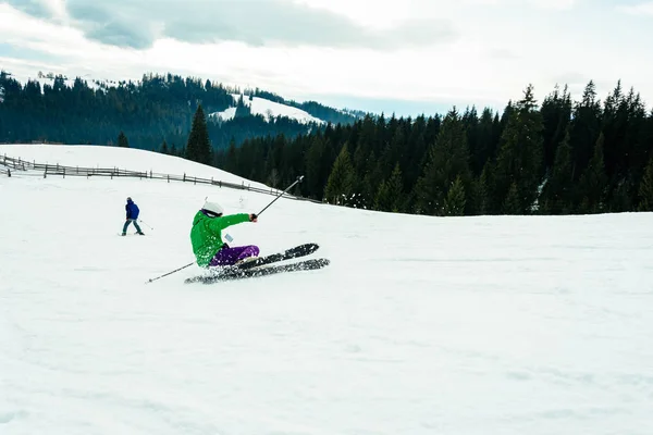 Skifahrer stürzt beim Skifahren. — Stockfoto