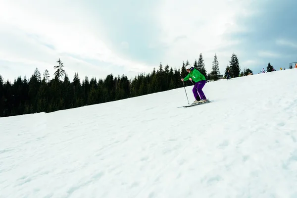 Um jovem está esquiando nos Cárpatos nas encostas . — Fotografia de Stock