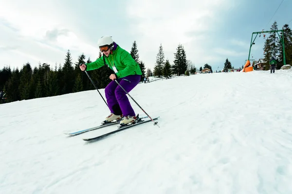 Der junge Mann fährt in den Karpaten Ski und ist nicht sehr geschickt. — Stockfoto