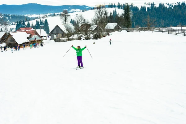 Ein Mann fährt im Karpatendorf Ski. — Stockfoto