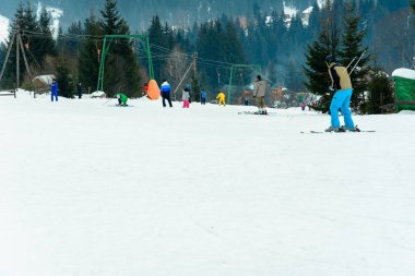 Yablunytsya, Ukrayna 5 Şubat 2019: pitoresk bir köyde tatil.
