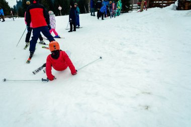 Yablunytsya, Ukrayna 05 Şubat 2019 kız kayak gider.