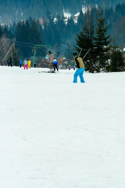 Yablunytsya, Ucrania febrero 5, 2019: vacaciones en un pintoresco pueblo . —  Fotos de Stock