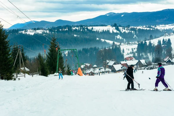 Yablunytsya, Ukraine 5. Februar 2019: Urlaub in einem malerischen Dorf. — Stockfoto