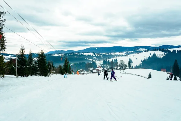 Yablunytsya, Ukraine 5. Februar 2019: Urlaub in einem malerischen Dorf. — Stockfoto