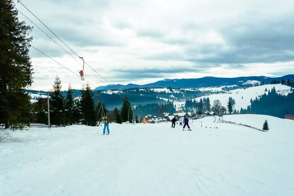 Jablunytsya, Ukraine 5. Februar 2019: Urlauber steigen auf die Anhängerkupplung. — Stockfoto