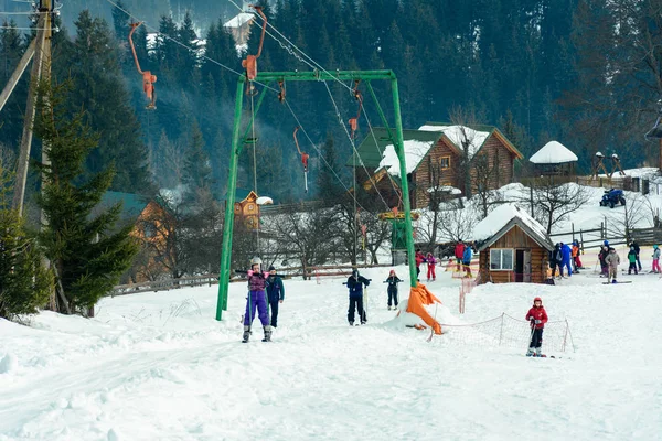 Yablunytsya, Ucrania febrero 5, 2019: los turistas se levantan en la barra de remolque . — Foto de Stock