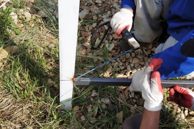 Kaynak makinesi ile Işçi evin etrafında çit kaynak.