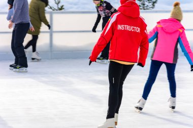 Bukovel, Ukrayna 12 Şubat 2019 - Bukovel 'de kırmızı ceketli bir buz pateni hocası.