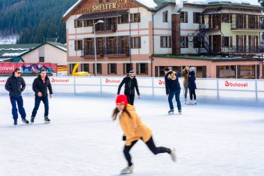 Bukovel, Ukrayna 12 Şubat 2019 - Bukovel 'de sarı kazaklı buz pateni hocası.