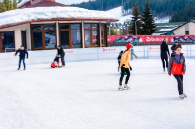 Bukovel, Ukrayna 12 Şubat 2019 - Bukovel 'de sarı kazaklı buz pateni hocası.