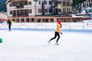 Bukovel, Ukrayna 12 Şubat 2019 - Bukovel 'de sarı kazaklı buz pateni hocası.