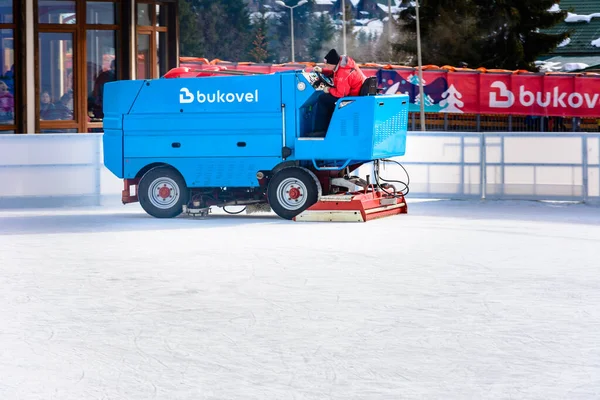 Bukovel, Ukraine 12. Februar 2019 - Eismaschine, Arbeiter reinigt Eis nach dem Reiten. — Stockfoto