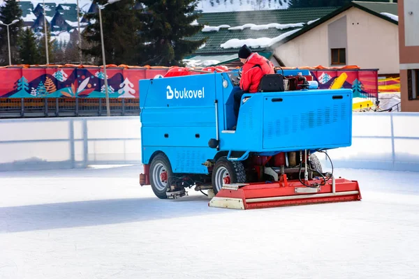 Bukovel, Ukraine 12. Februar 2019 - Eismaschine, Arbeiter reinigt Eis nach dem Reiten. — Stockfoto