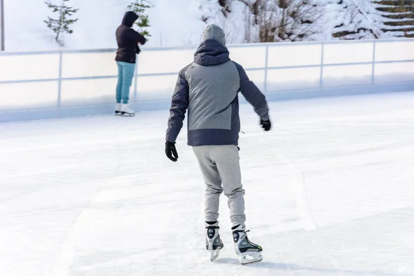 Bukovel, Ukraine 12 février 2019 - un homme patine pour la première fois . — Photo