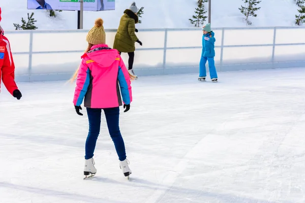 Bukovel, Ukraine February 12, 2019 - people skating relaxing in bukovel. — Stock Photo, Image