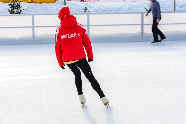 Bukovel, Ukraine 12. Februar 2019 - Mädchen in roter Jacke Eislauflehrerin in bukovel. — Stockfoto