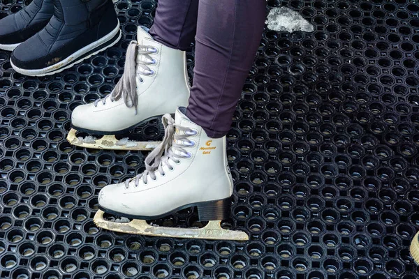 Bukovel, Ucrânia 12 de fevereiro de 2019 - patins close-up, aluguel . — Fotografia de Stock