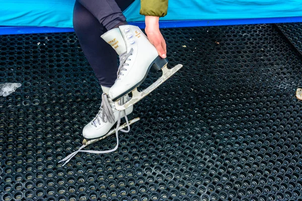 Bukovel, Ucrânia 12 de fevereiro de 2019 - patins close-up, aluguel . — Fotografia de Stock