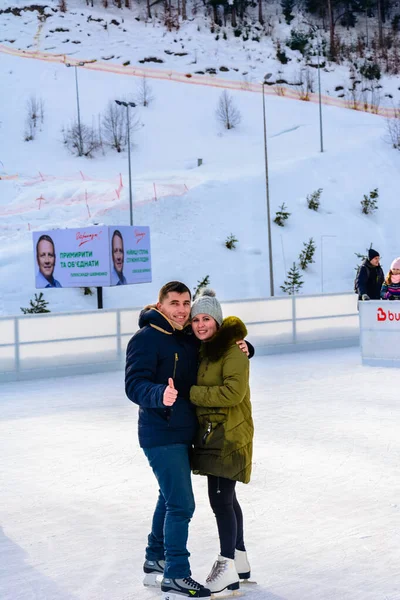 Bukovel, Ukraine February 12, 2019 - young couple roller skating for the first time. — Stock Photo, Image