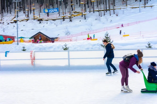 Bukovel, Ucrania febrero 12, 2019 - patines de niña con adultos . —  Fotos de Stock
