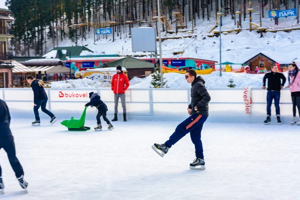 Буковель, Україна 12 лютого 2019 - вперше чоловік катається на ковзанах. — стокове фото