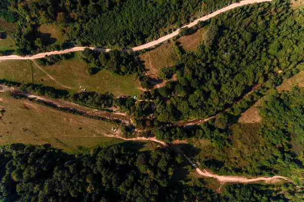 空中无人机视图的山，松树林，河流和村庄，喀尔帕西亚，乌克兰. — 图库照片